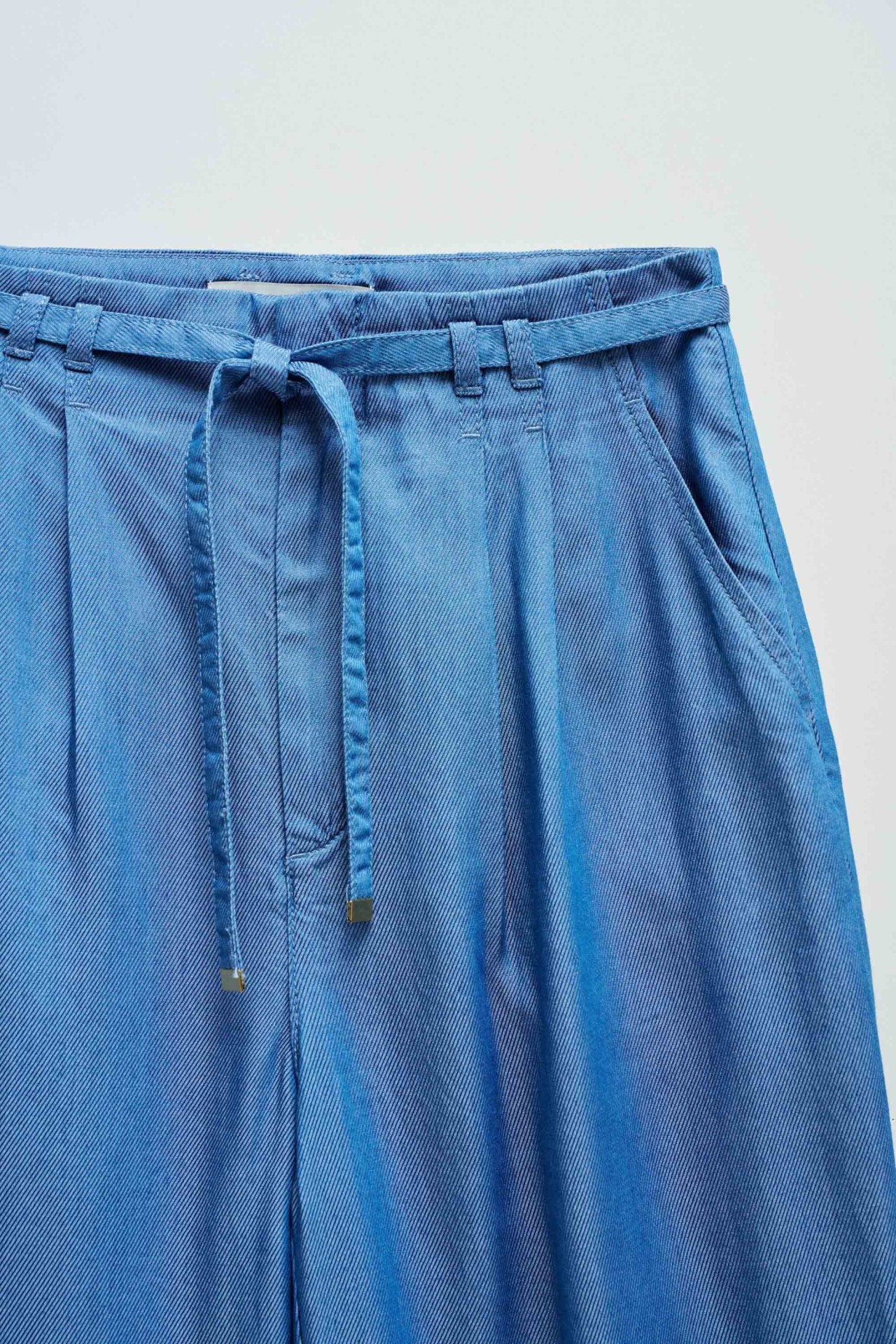 CROPPED SLIM BAGGY TROUSERS IN LIGHTDENIM