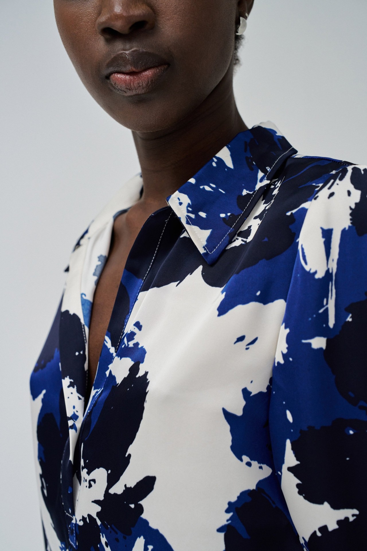 BLUSE MIT BLUMENDRUCK