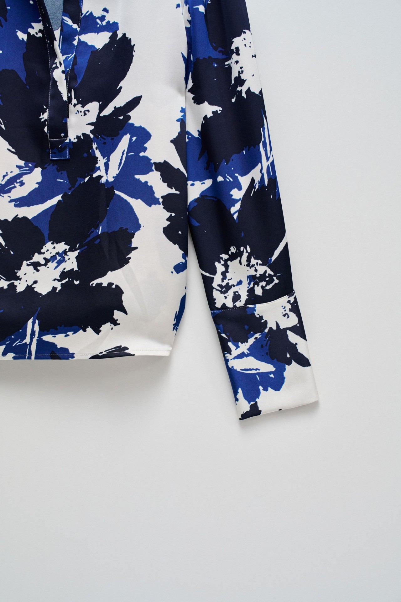 BLUSE MIT BLUMENDRUCK