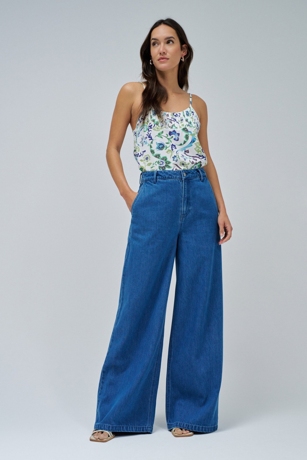 TROUSERS IN LIGHTDENIM WITH WIDE LEG
