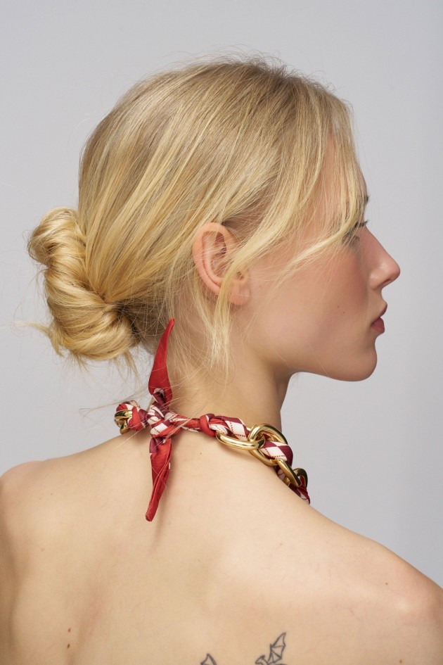 COLLIER COURT EN CHAÎNE AVEC FOULARD