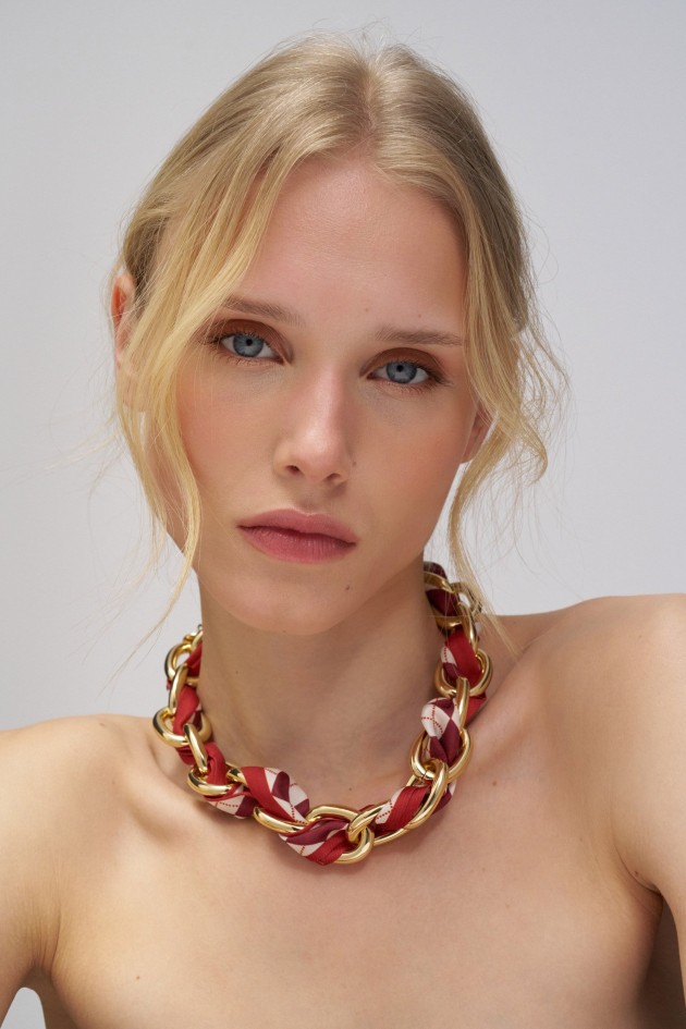 COLLIER COURT EN CHAÎNE AVEC FOULARD