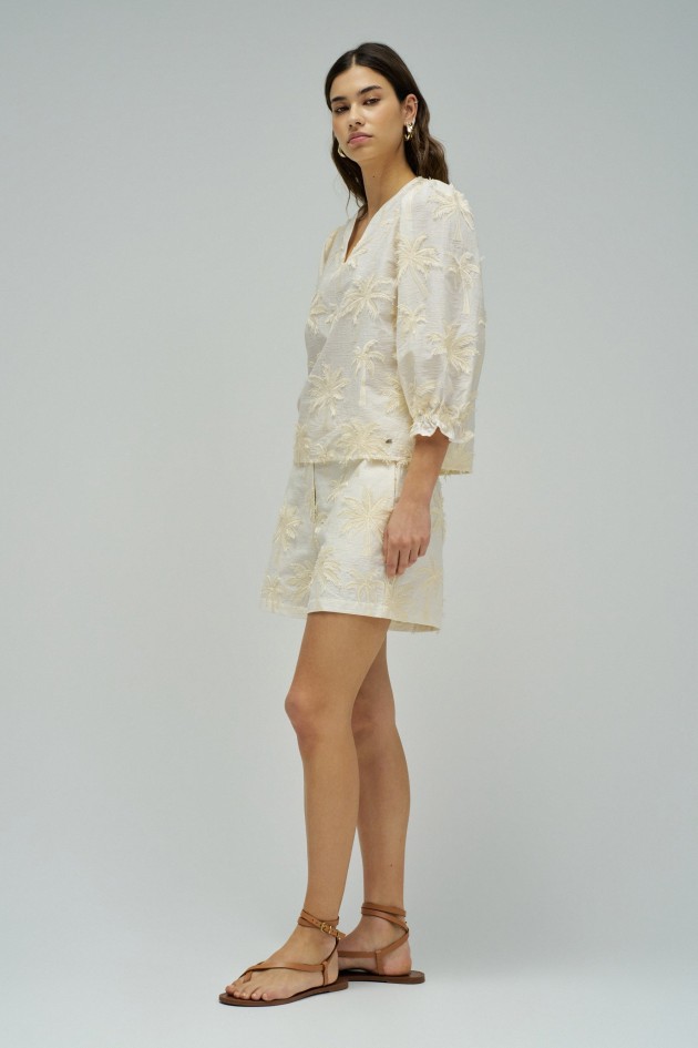 BLUSA COM EFEITO TRIDIMENSIONAL