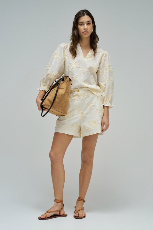 BLUSA COM EFEITO TRIDIMENSIONAL