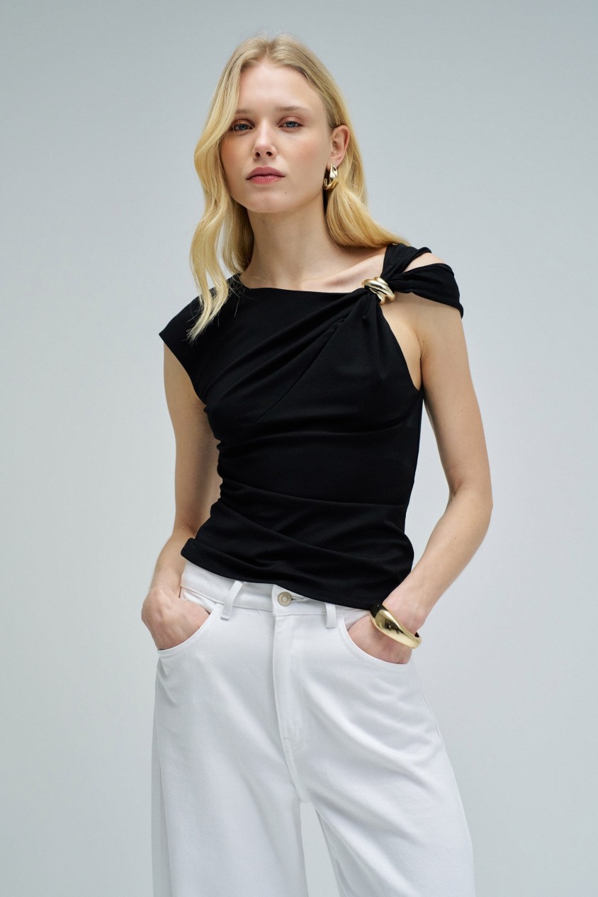 TOP AVEC D�COLLET� ASYM�TRIQUE