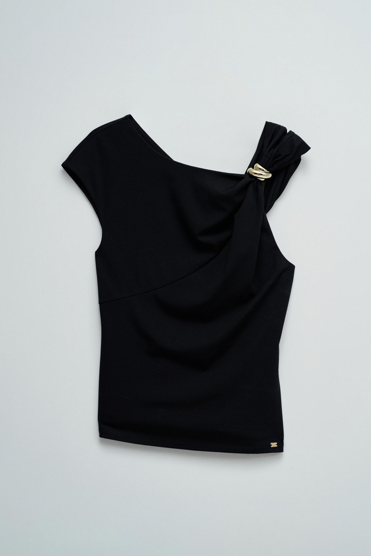 TOP CON ESCOTE ASIM�TRICO