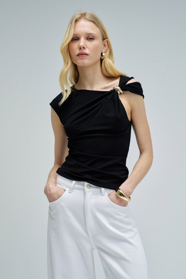 TOP MET ASYMMETRISCHE HALS