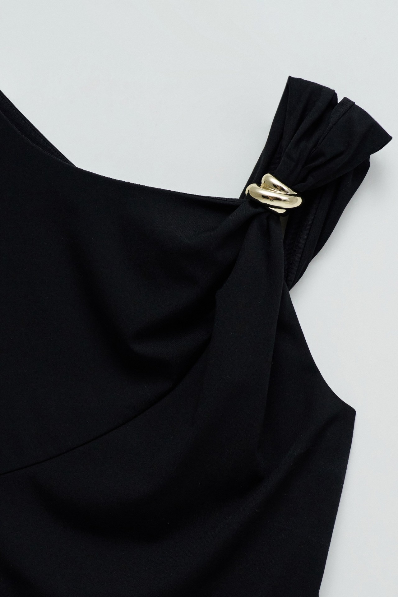 TOP CON ESCOTE ASIM�TRICO