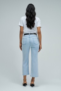 CALÇAS EM LIGHTDENIM COM PERNA CROPPED STRAIGHT CALÇAS EM LIGHTDENIM COM PERNA CROPPED STRAIGHT
