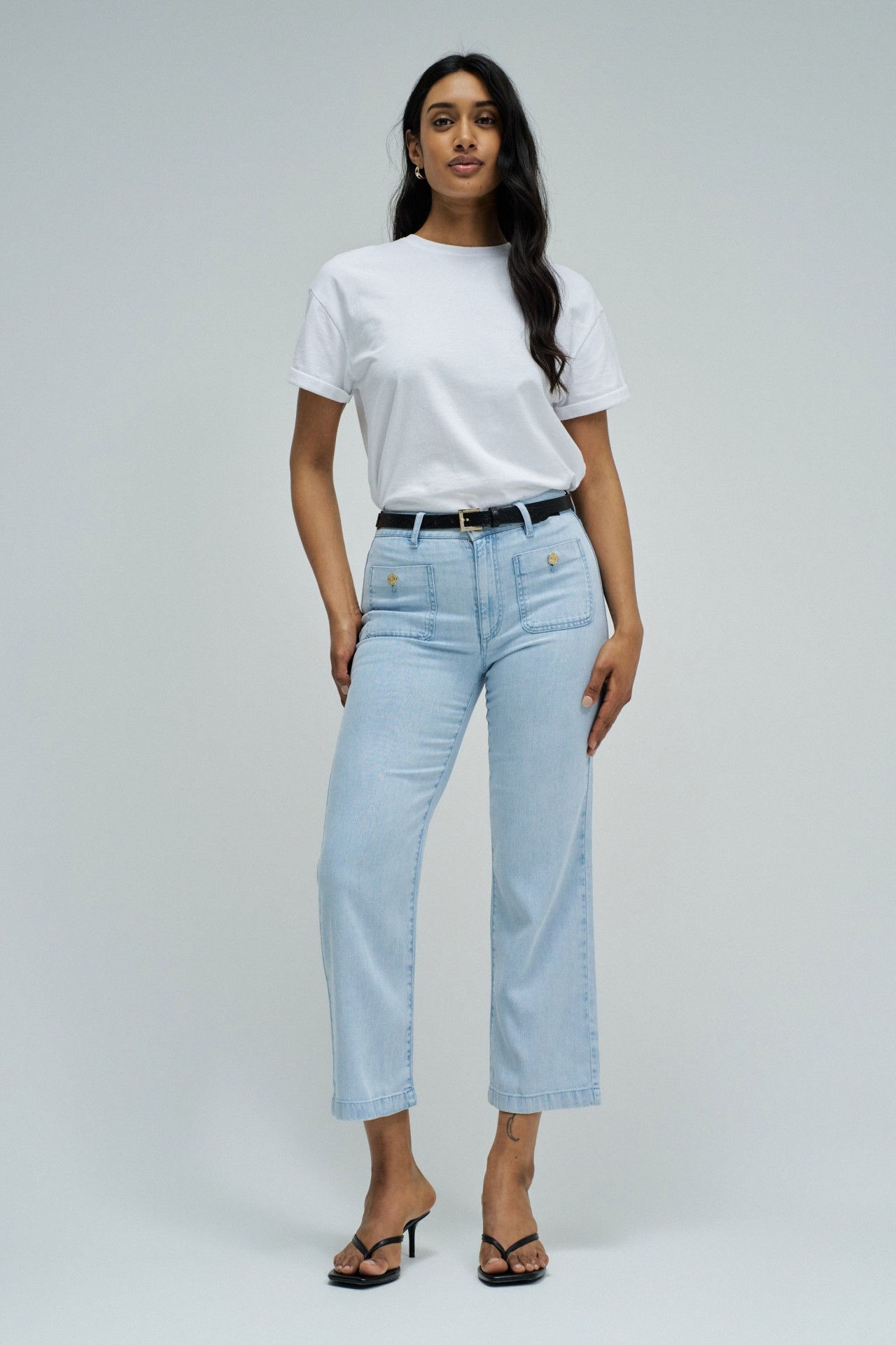 CALÇAS EM LIGHTDENIM COM PERNA CROPPED STRAIGHT