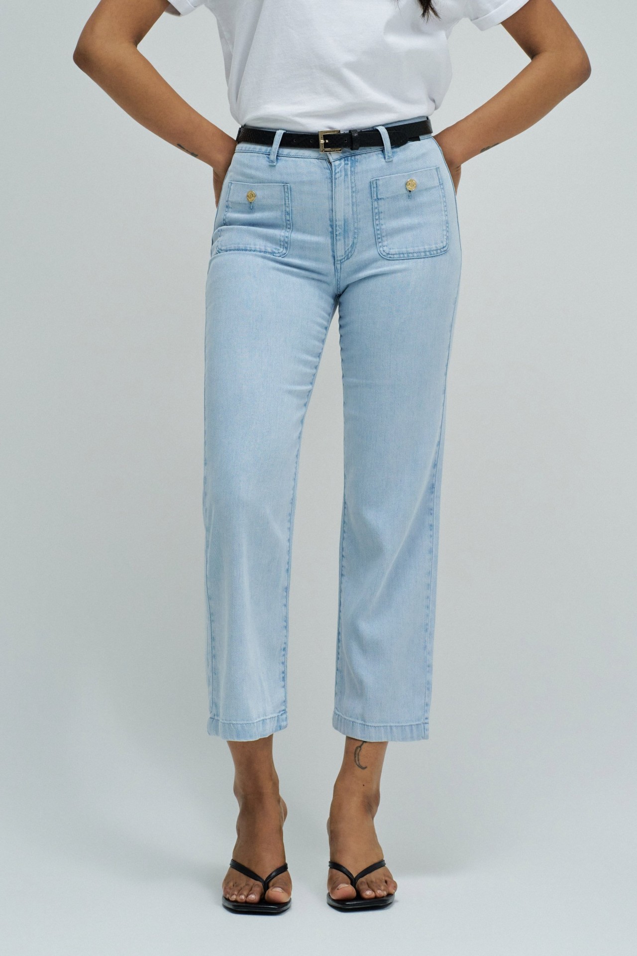 CALÇAS EM LIGHTDENIM COM PERNA CROPPED STRAIGHT
