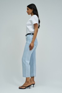 CALÇAS EM LIGHTDENIM COM PERNA CROPPED STRAIGHT CALÇAS EM LIGHTDENIM COM PERNA CROPPED STRAIGHT