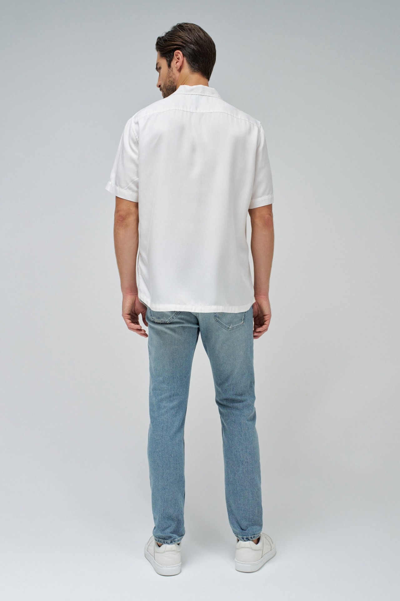 CAMISA EM DENIM LEVE