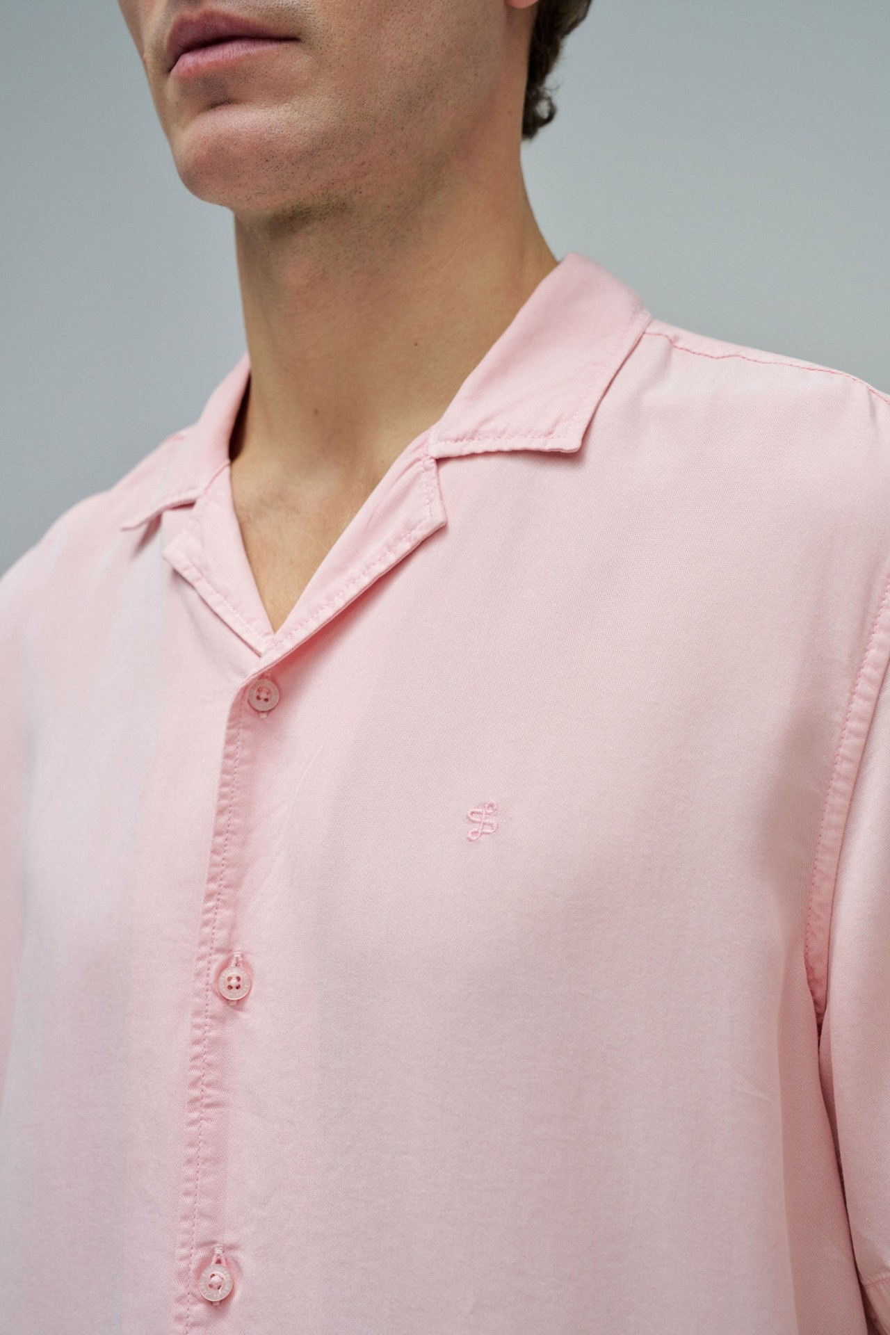 CAMISA EM DENIM LEVE