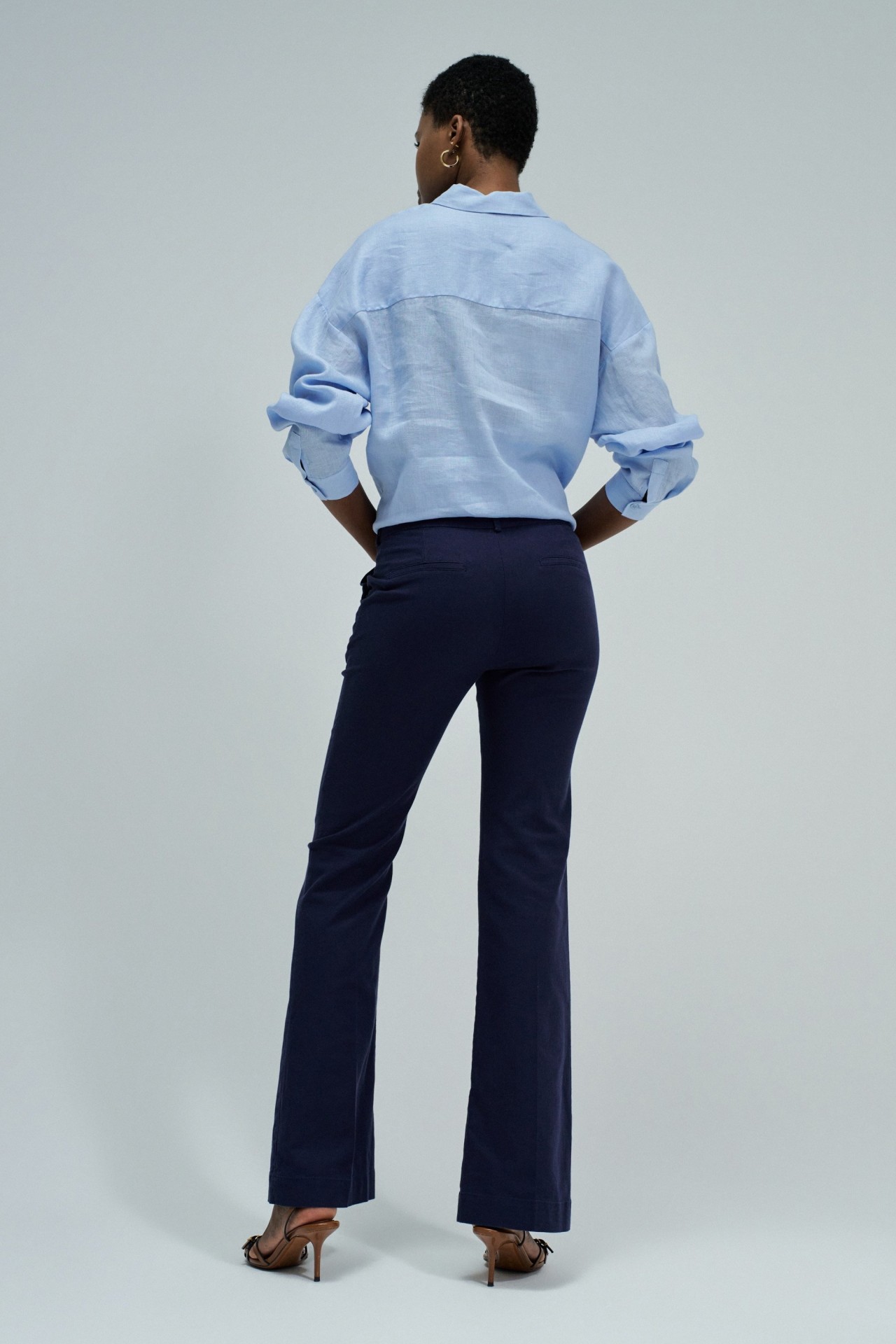 CHINO FLARE COM LINHO
