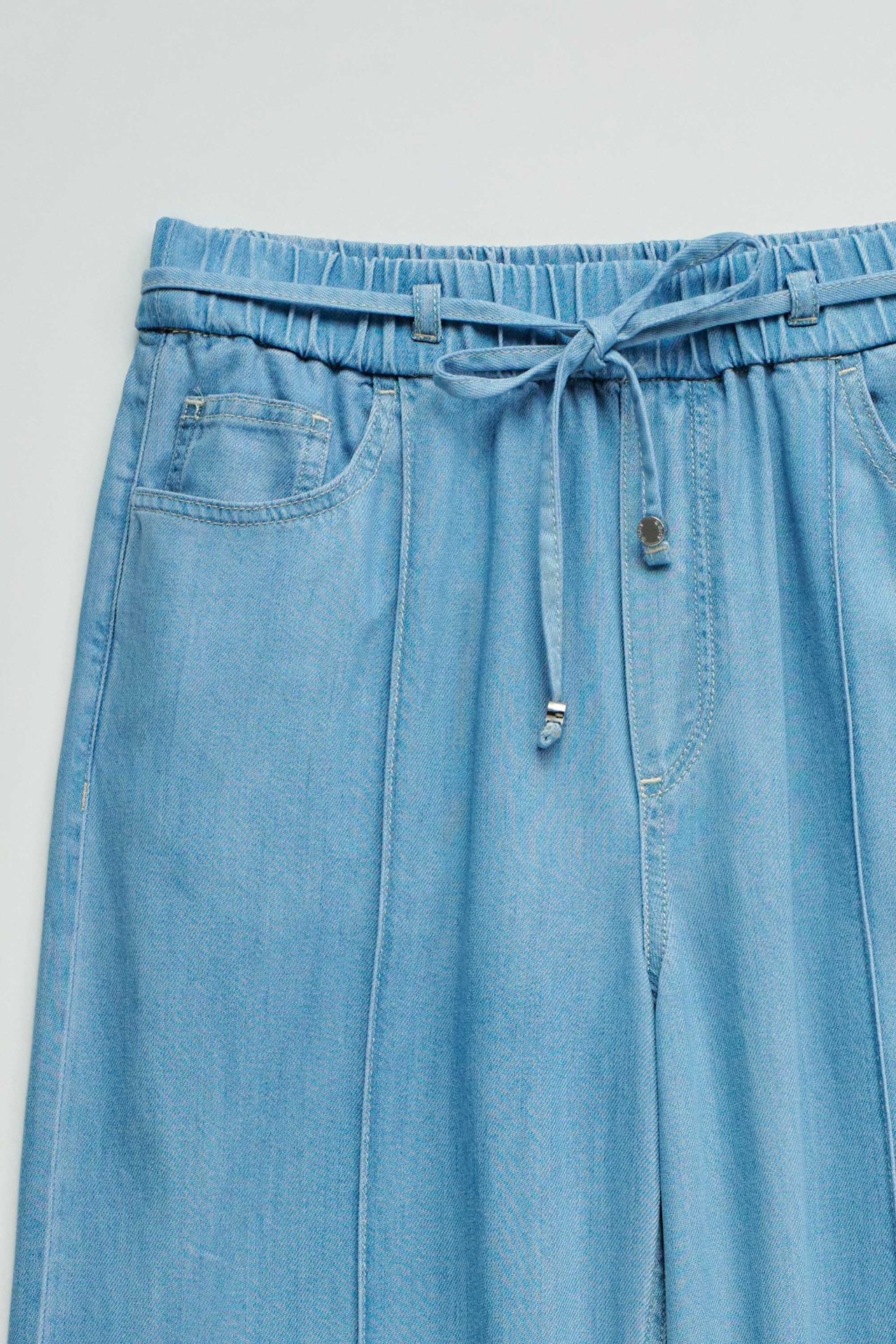 CAL�AS JOGGERS COM PERNA WIDE EM LIGHTDENIM