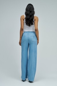 CAL�AS JOGGERS COM PERNA WIDE EM LIGHTDENIM