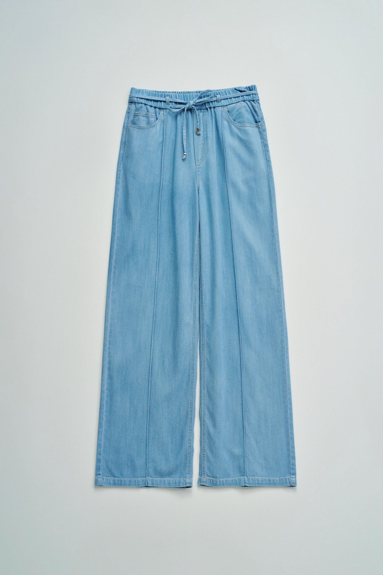 CAL�AS JOGGERS COM PERNA WIDE EM LIGHTDENIM
