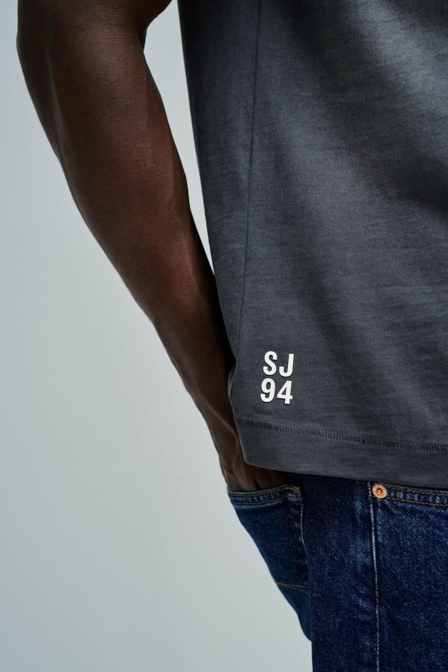 T-SHIRT MET DRUK EN MERKIDENTIFICATIE
