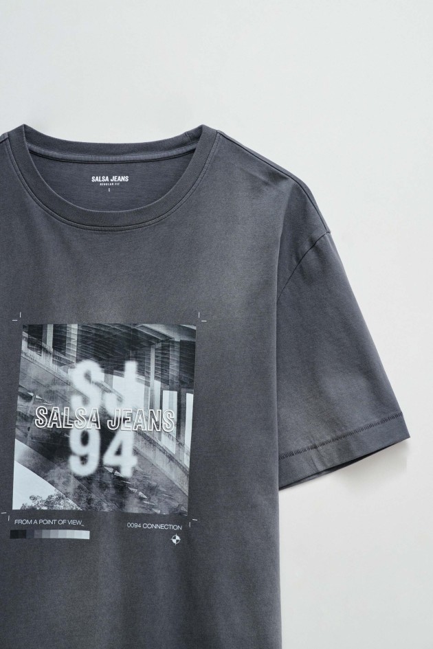 T-SHIRT MET DRUK EN MERKIDENTIFICATIE