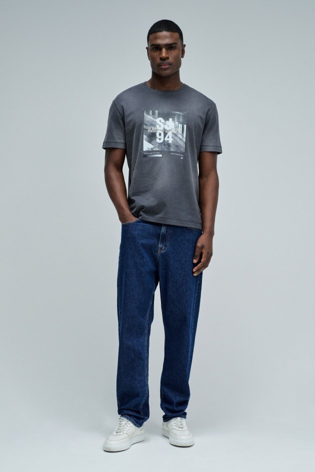 T-SHIRT MET DRUK EN MERKIDENTIFICATIE