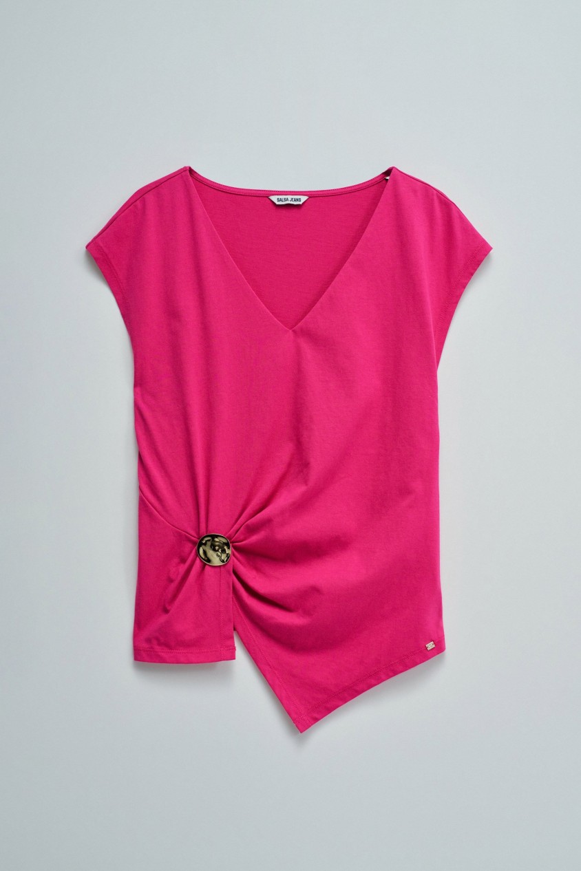 T-SHIRT COM APLICAÇÃO DOURADA