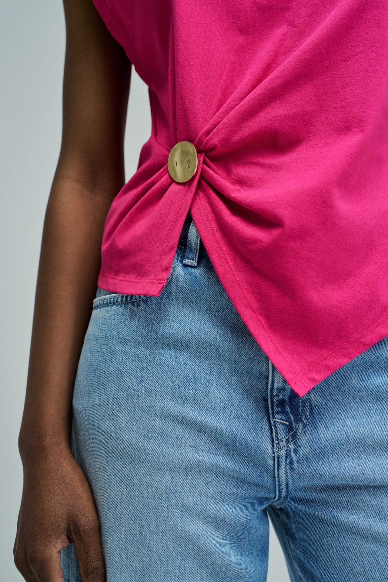 T-SHIRT COM APLICA��O DOURADA