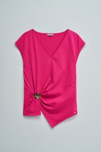 T-SHIRT COM APLICA��O DOURADA