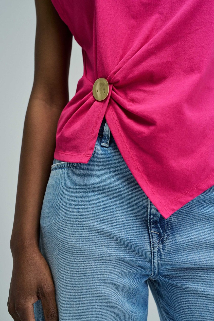 T-SHIRT COM APLICAÇÃO DOURADA