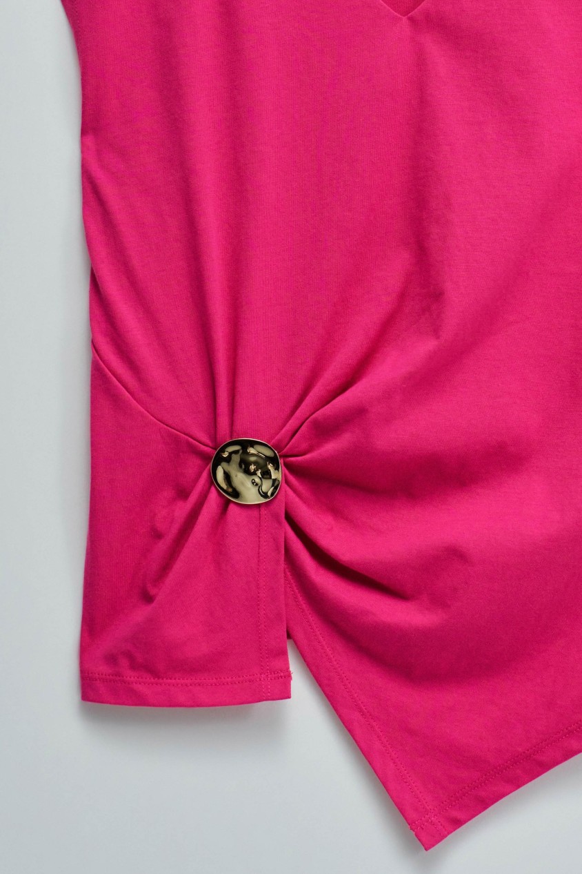 T-SHIRT COM APLICAÇÃO DOURADA