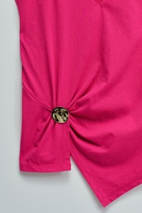 T-SHIRT COM APLICA��O DOURADA