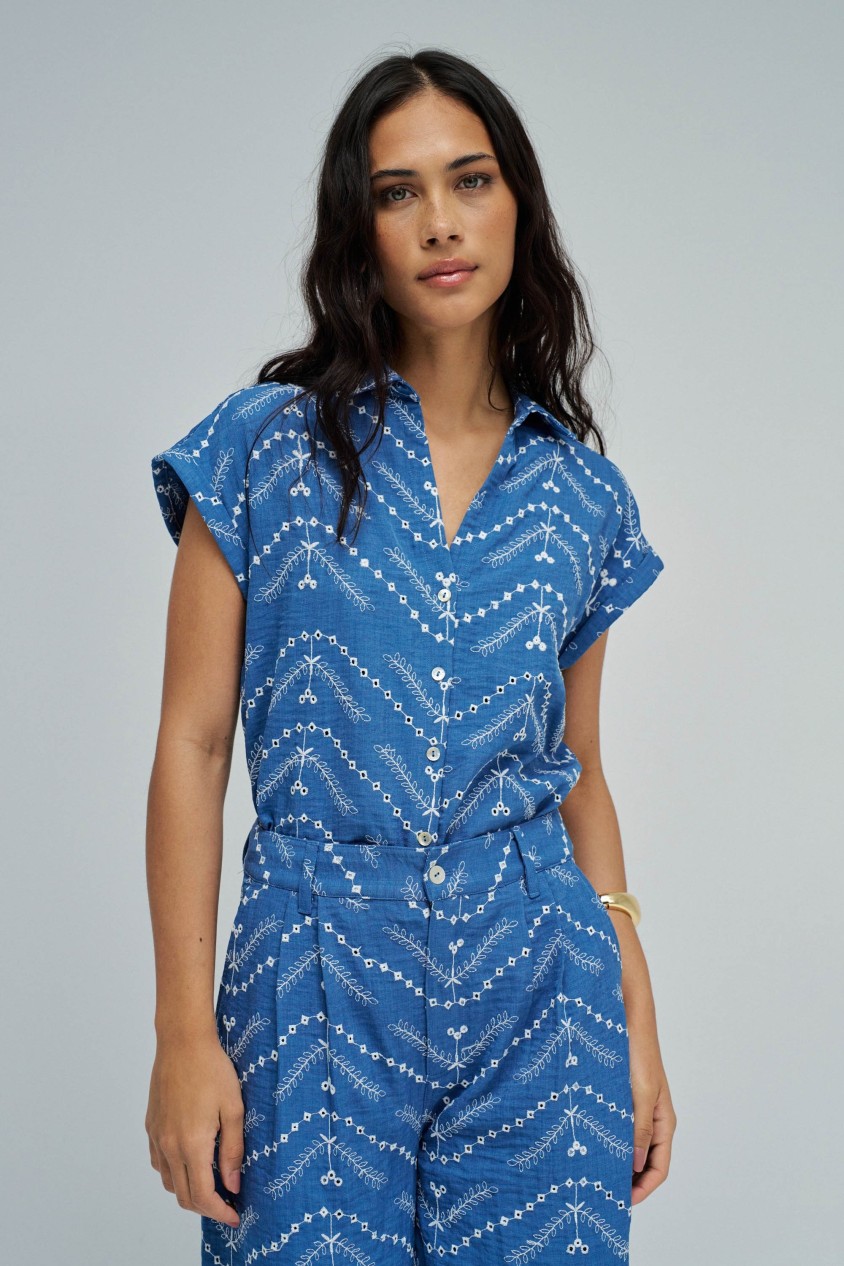 CAMISA CON BORDADOS