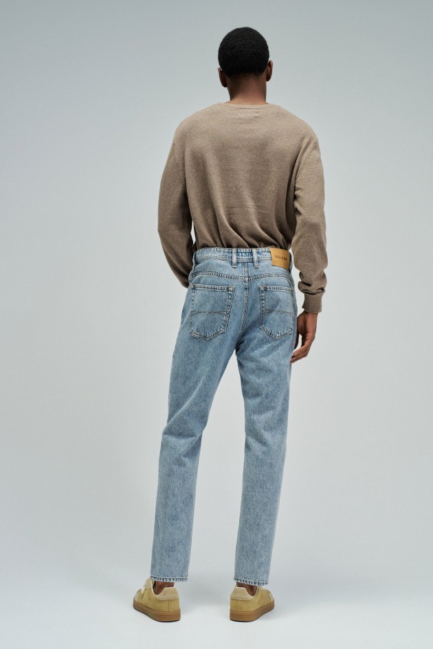 TAPERED FIT JEANS