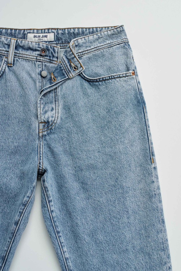 TAPERED FIT JEANS