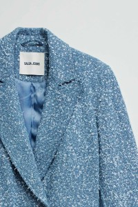 BLAZER EM DENIM COM JACQUARD E LANTEJOULAS
