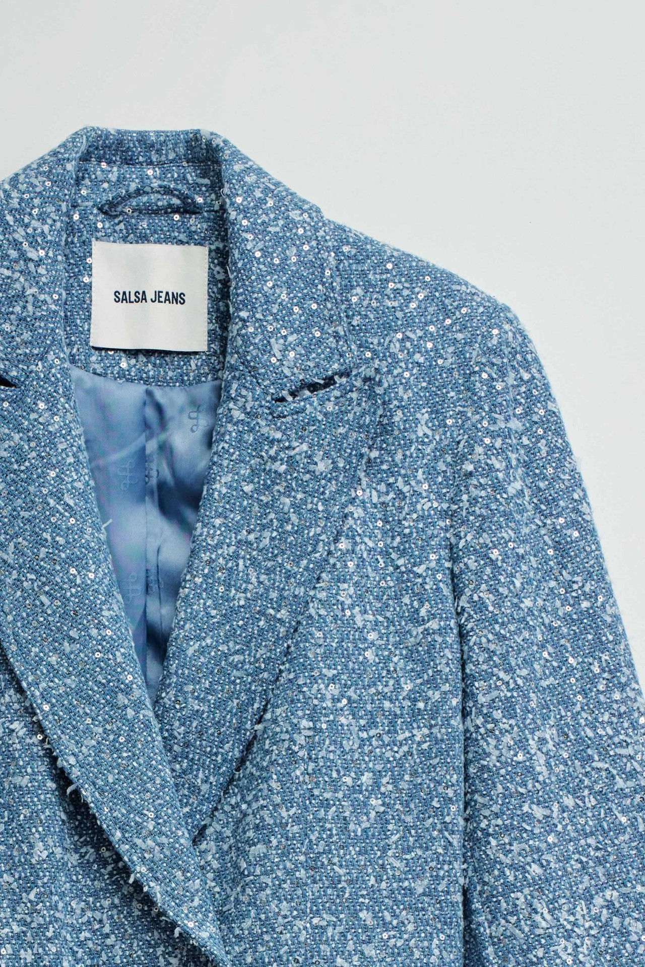 BLAZER EM DENIM COM JACQUARD E LANTEJOULAS