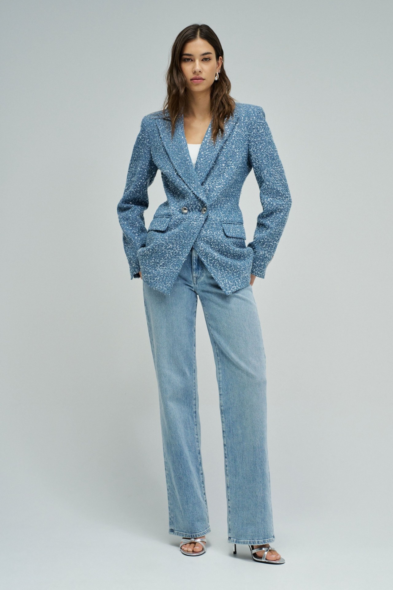 BLAZER EM DENIM COM JACQUARD E LANTEJOULAS