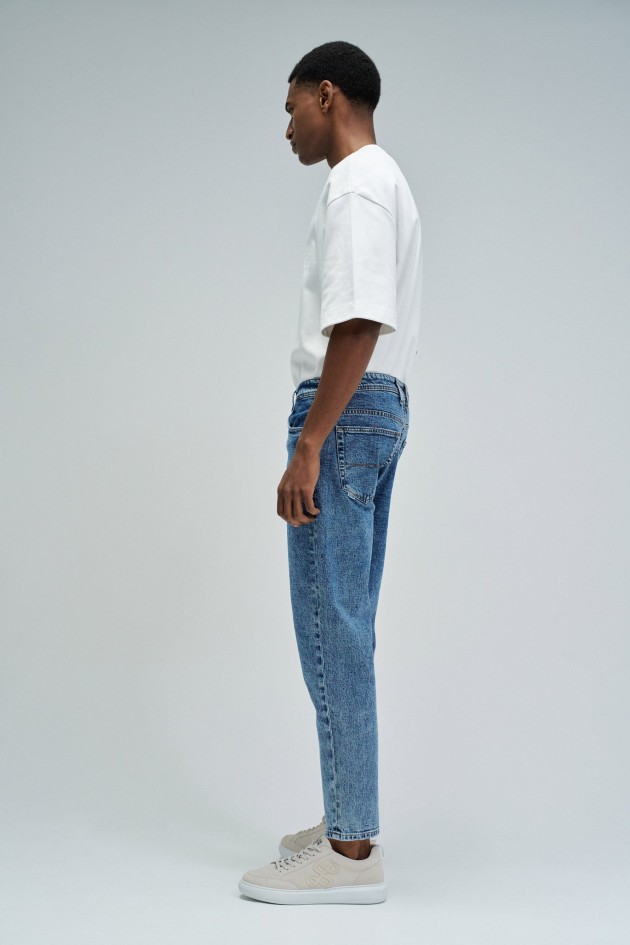 TAPERED FIT JEANS