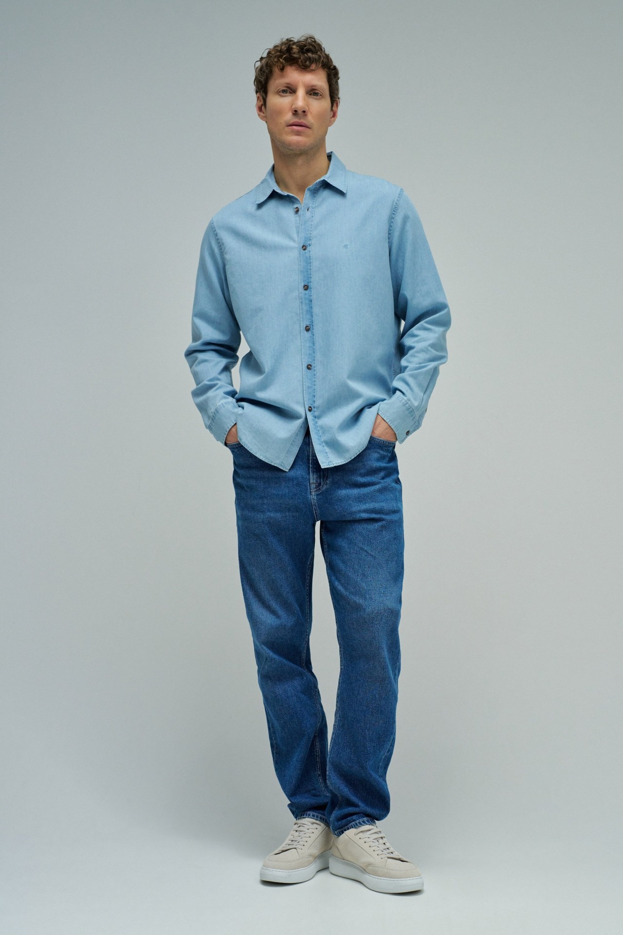 CAMISA EM DENIM LEVE