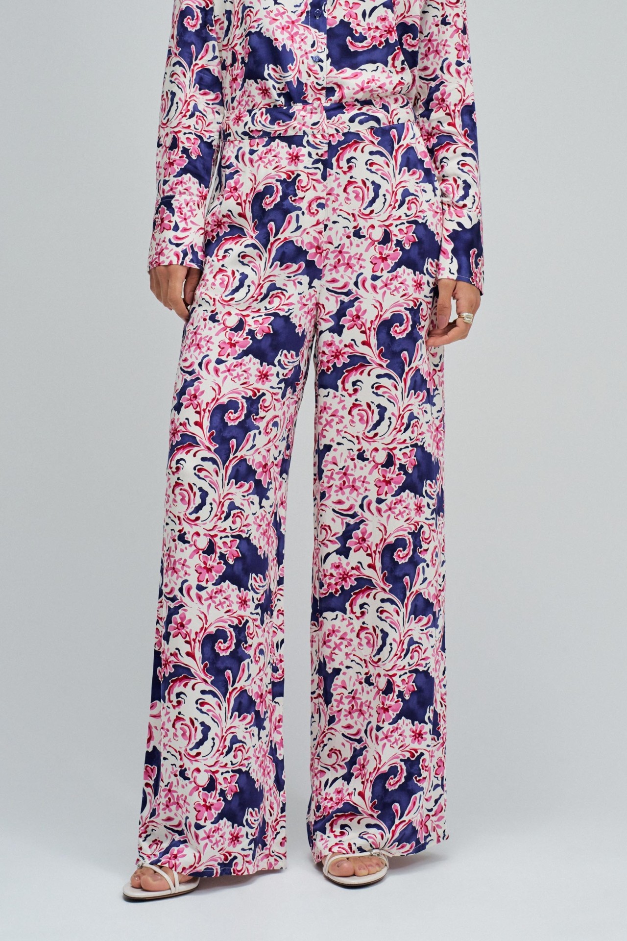 CAL�AS REGULAR FIT COM PADR�O FLORAL