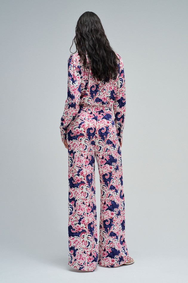 CALÇAS REGULAR FIT COM PADRÃO FLORAL