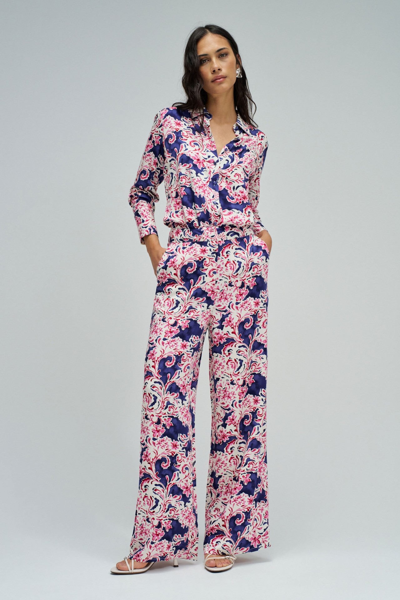 CAL�AS REGULAR FIT COM PADR�O FLORAL