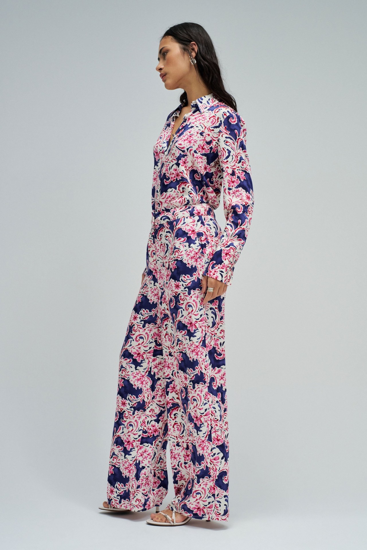 CAL�AS REGULAR FIT COM PADR�O FLORAL