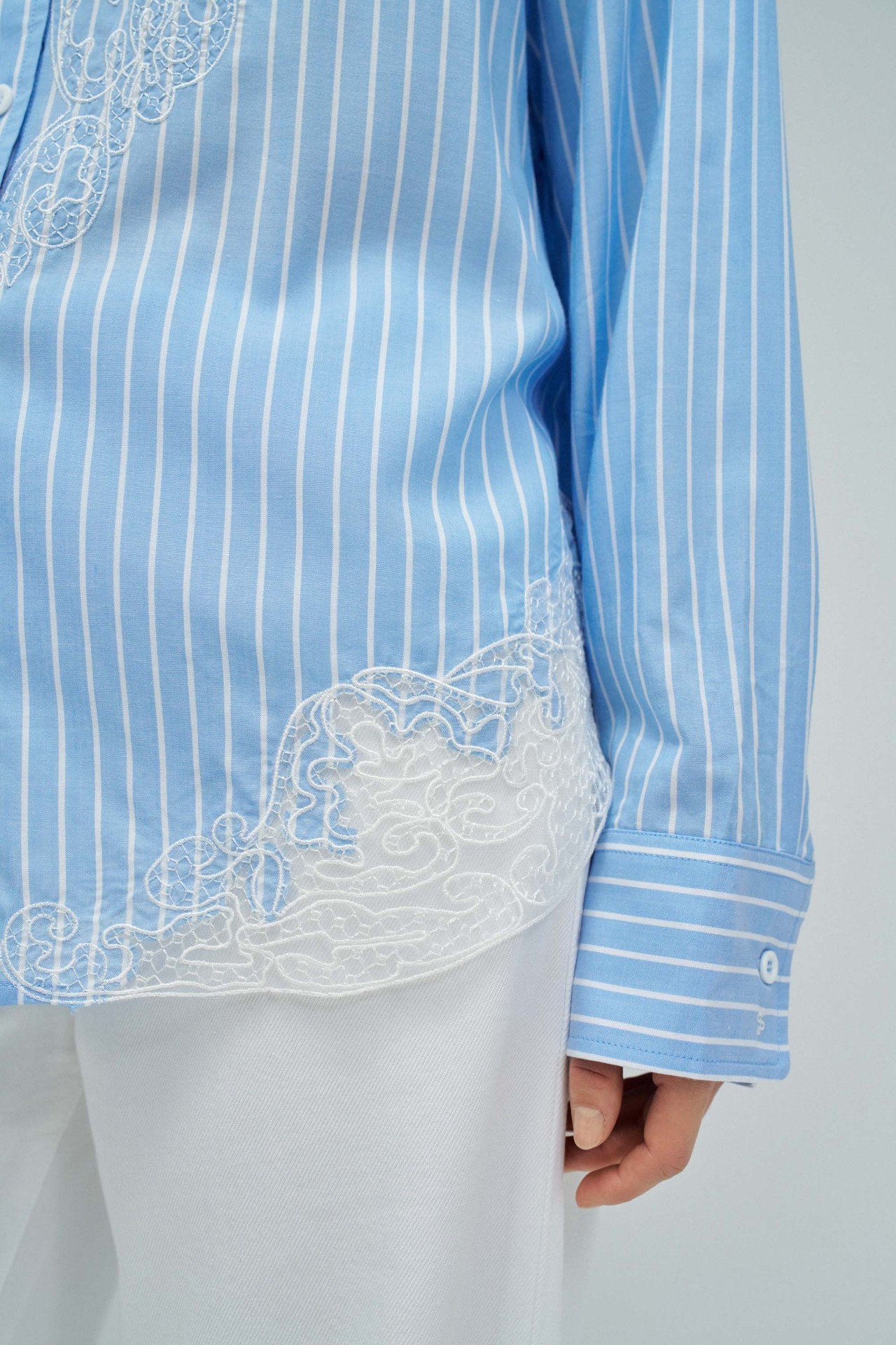 CAMISA DE RISCAS COM RENDA