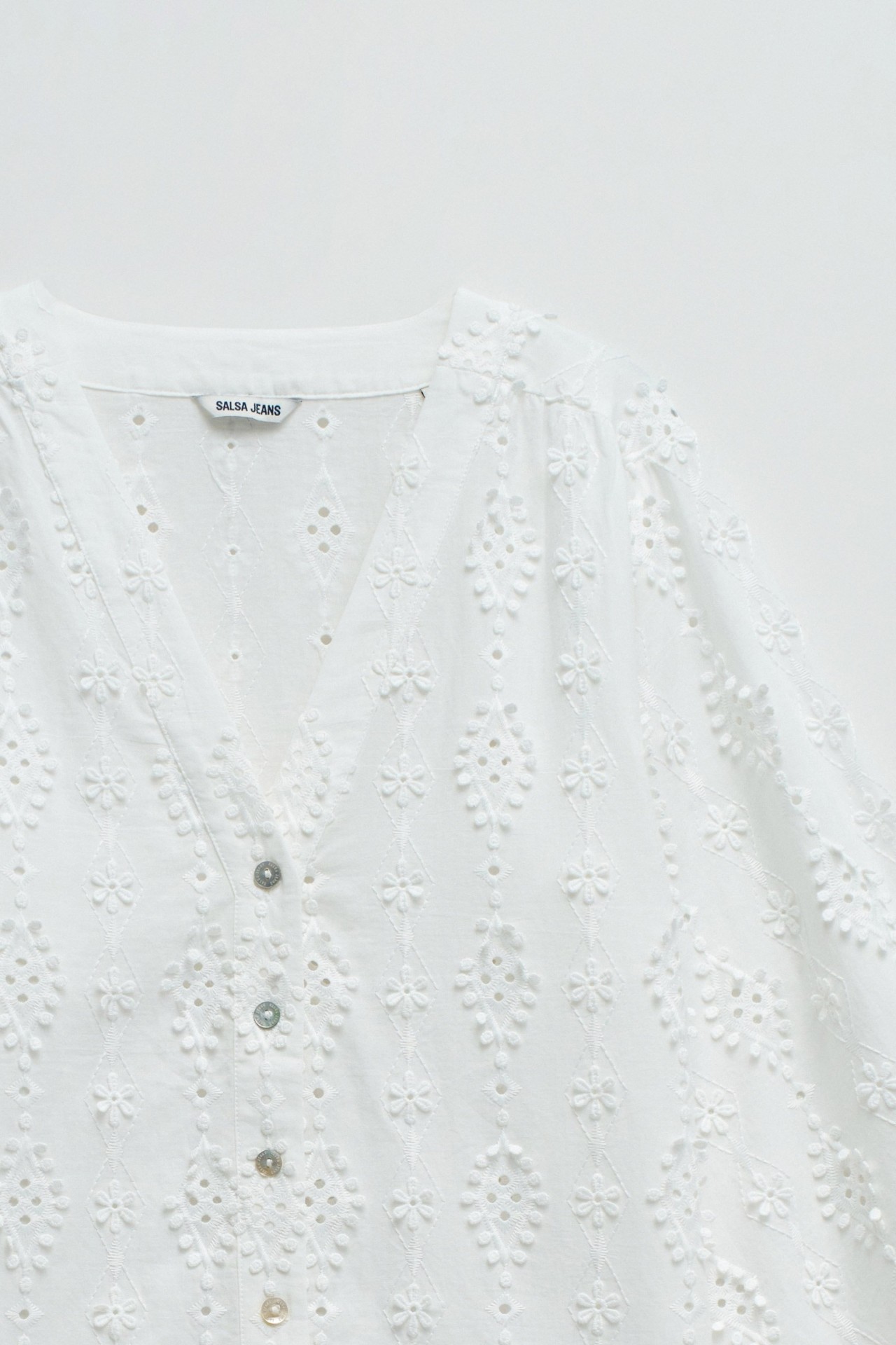 BLUSA COM BORDADOS
