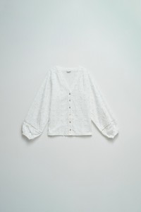 BLUSA COM BORDADOS