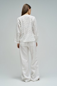 BLUSA COM BORDADOS