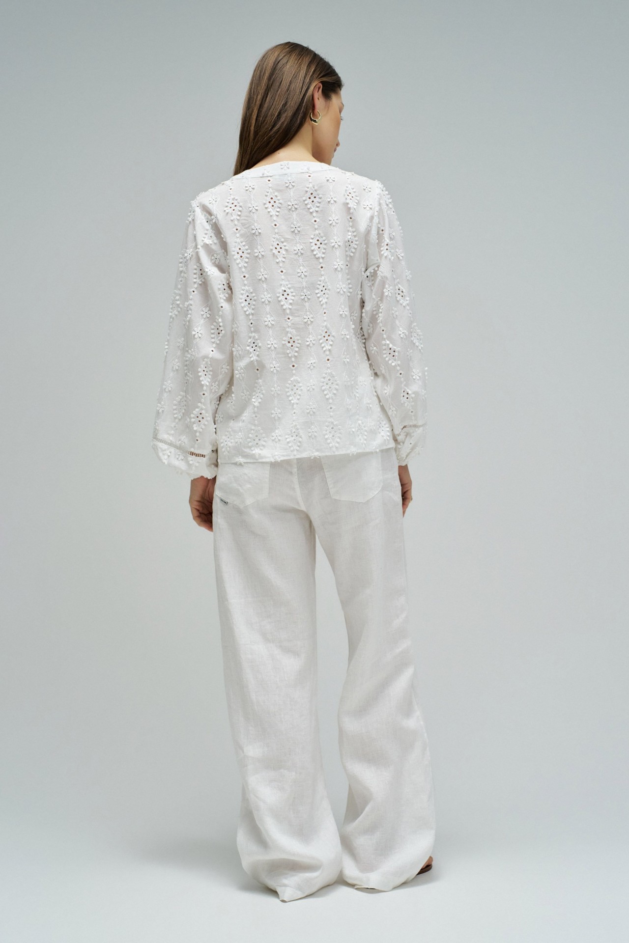 BLUSA COM BORDADOS