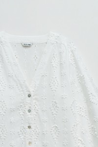 BLUSA COM BORDADOS
