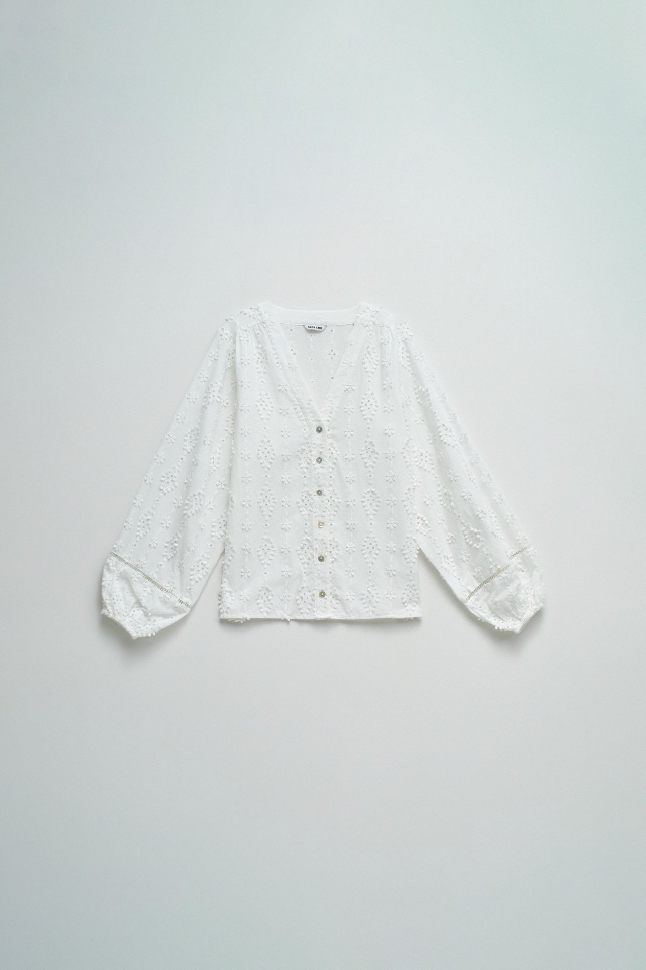 BLUSA COM BORDADOS